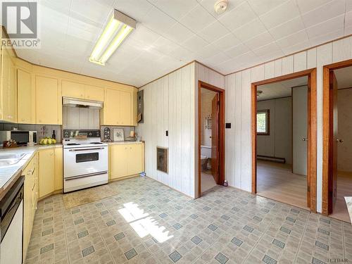 1099 Besaw Rd, Iroquois Falls, ON - Indoor Photo Showing Kitchen