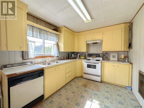 1099 Besaw Rd, Iroquois Falls, ON - Indoor Photo Showing Kitchen With Double Sink