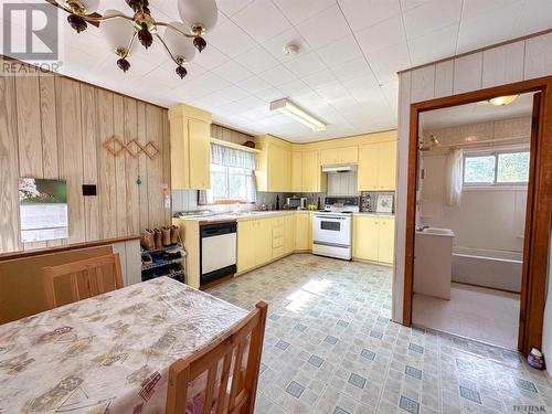 1099 Besaw Rd, Iroquois Falls, ON - Indoor Photo Showing Kitchen