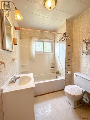 1099 Besaw Rd, Iroquois Falls, ON - Indoor Photo Showing Bathroom