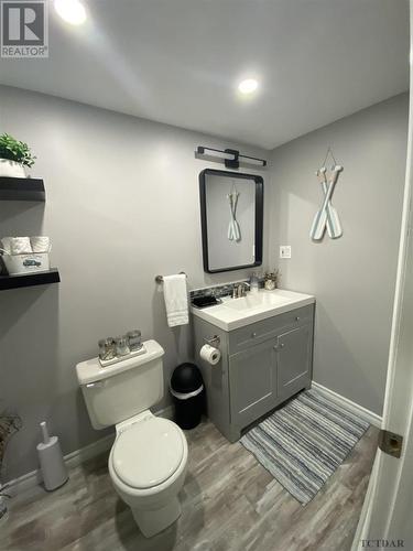 466 Spruce St S, Timmins, ON - Indoor Photo Showing Bathroom