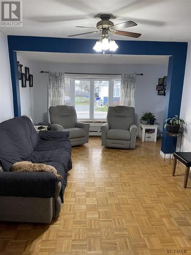 466 Spruce St S, Timmins, ON - Indoor Photo Showing Living Room