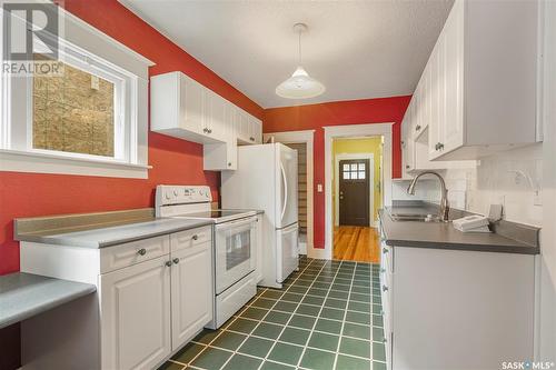 1028 Aird Street, Saskatoon, SK - Indoor Photo Showing Kitchen With Double Sink