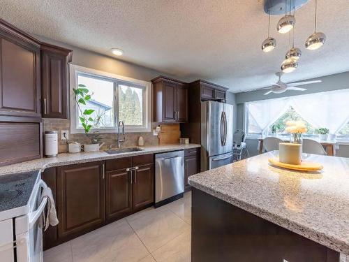 3192 Wawn Cres, Kamloops, BC - Indoor Photo Showing Kitchen With Stainless Steel Kitchen
