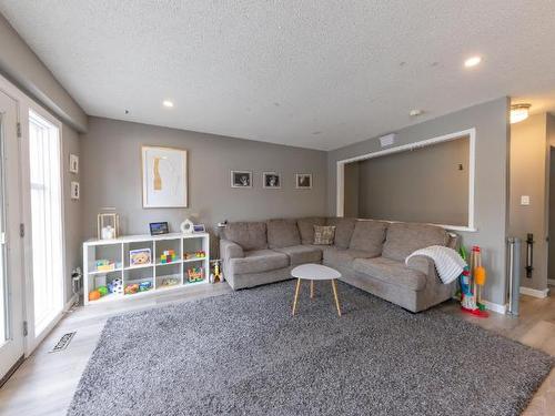 3192 Wawn Cres, Kamloops, BC - Indoor Photo Showing Living Room