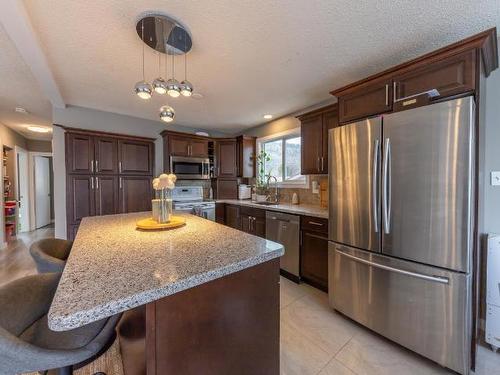 3192 Wawn Cres, Kamloops, BC - Indoor Photo Showing Kitchen With Stainless Steel Kitchen With Double Sink