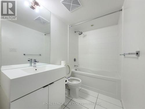 #2108 -21 Iceboat Terr, Toronto, ON - Indoor Photo Showing Bathroom