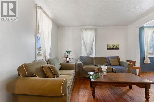 1668 Beachburg Road, Beachburg, ON - Indoor Photo Showing Living Room