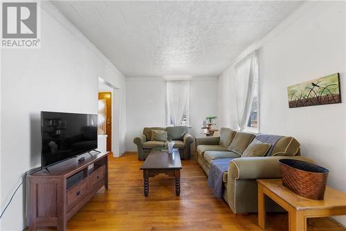 1668 Beachburg Road, Beachburg, ON - Indoor Photo Showing Living Room