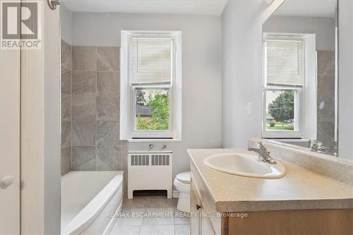 2336 Mountainside Drive, Burlington, ON - Indoor Photo Showing Bathroom