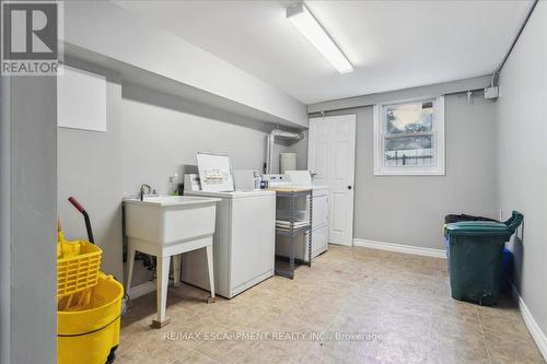 2336 Mountainside Dr, Burlington, ON - Indoor Photo Showing Laundry Room