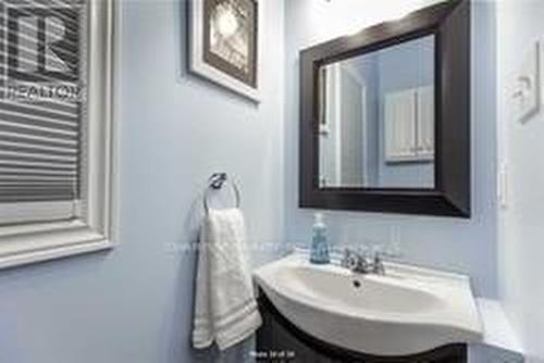 67 Beland Ave N, Hamilton, ON - Indoor Photo Showing Bathroom