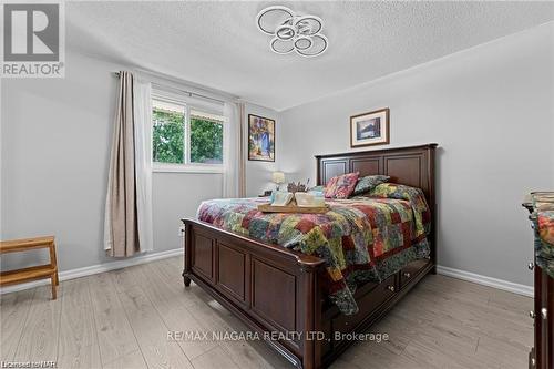 6157 Monterey Ave, Niagara Falls, ON - Indoor Photo Showing Bedroom