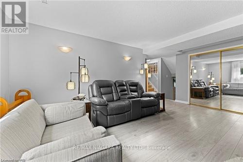 6157 Monterey Ave, Niagara Falls, ON - Indoor Photo Showing Living Room
