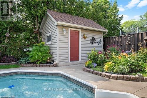 6157 Monterey Ave, Niagara Falls, ON - Outdoor With In Ground Pool