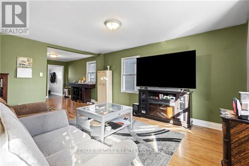 423 Welland Ave, St. Catharines, ON - Indoor Photo Showing Living Room