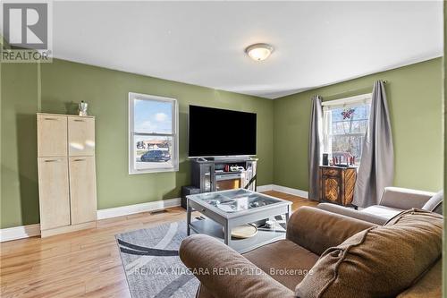 423 Welland Avenue, St. Catharines, ON - Indoor Photo Showing Living Room
