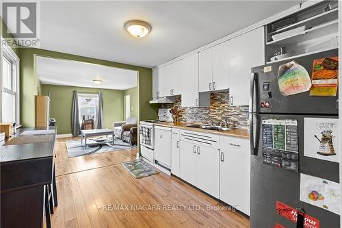423 Welland Ave, St. Catharines, ON - Indoor Photo Showing Kitchen With Double Sink
