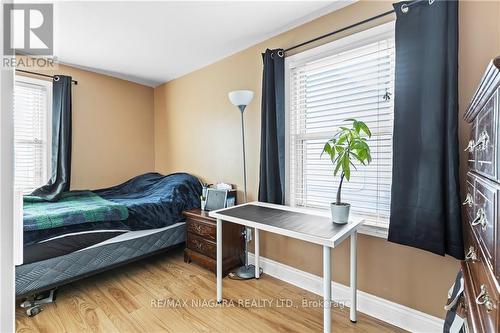 423 Welland Ave, St. Catharines, ON - Indoor Photo Showing Bedroom