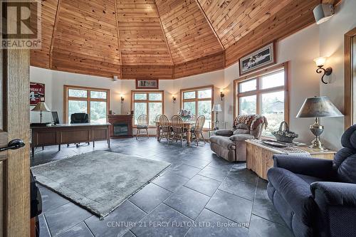 2733 Taunton Road, Clarington, ON - Indoor Photo Showing Living Room