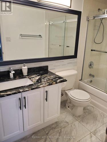 310-29 Northern Heights Dr, Richmond Hill, ON - Indoor Photo Showing Bathroom