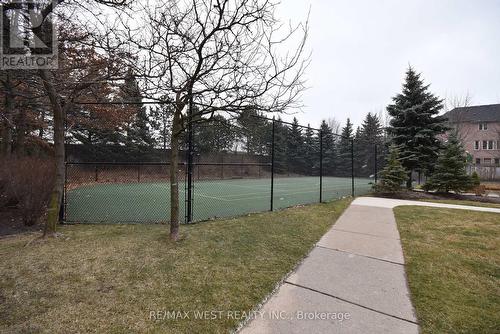 310-29 Northern Heights Dr, Richmond Hill, ON - Outdoor