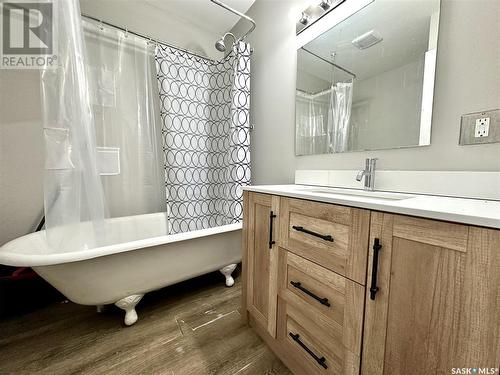319 27Th Street W, Saskatoon, SK - Indoor Photo Showing Bathroom