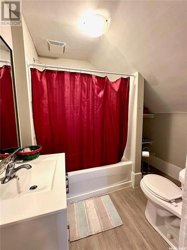 201 27Th Street W, Saskatoon, SK - Indoor Photo Showing Bathroom