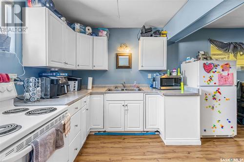 202 L Avenue S, Saskatoon, SK - Indoor Photo Showing Kitchen With Double Sink