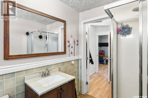 202 L Avenue S, Saskatoon, SK - Indoor Photo Showing Bathroom
