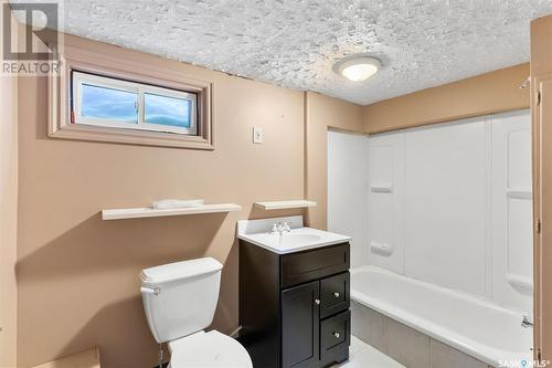 202 L Avenue S, Saskatoon, SK - Indoor Photo Showing Bathroom