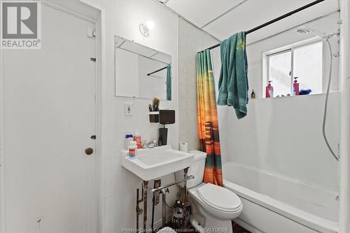 1011 Albert Road, Windsor, ON - Indoor Photo Showing Bathroom