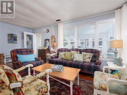 1034 Dorcas Bay Road, Tobermory, ON - Indoor Photo Showing Living Room