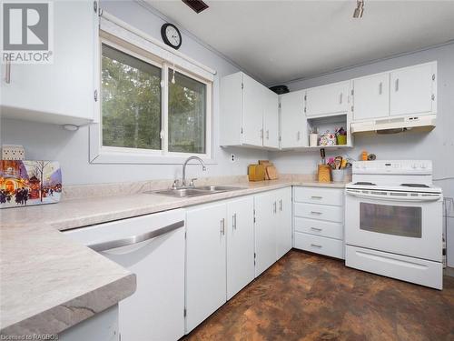 1034 Dorcas Bay Road, Tobermory, ON - Indoor Photo Showing Kitchen With Double Sink