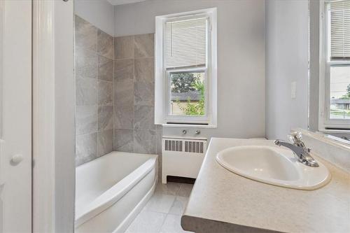 2336 Mountainside Drive, Burlington, ON - Indoor Photo Showing Bathroom