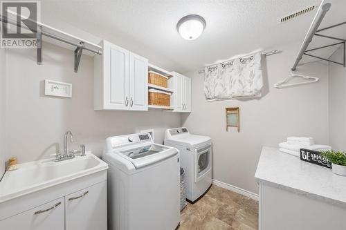 506 Zone Street, Plympton-Wyoming, ON - Indoor Photo Showing Laundry Room
