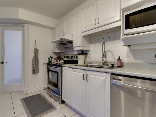 Cuisinette - 6904 Rue Marie-Guyart, Montréal (Lasalle), QC - Indoor Photo Showing Kitchen With Double Sink