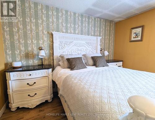 13 Cobblestone Crt, Brampton, ON - Indoor Photo Showing Bedroom