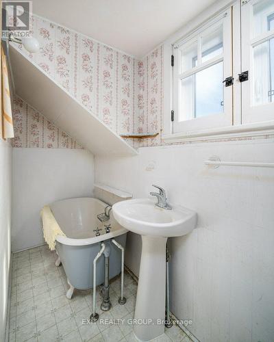 348 Metcalf St, Tweed, ON - Indoor Photo Showing Bathroom