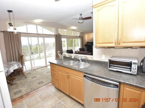 1008 Vista Point Road, Kamloops, BC - Indoor Photo Showing Kitchen With Double Sink