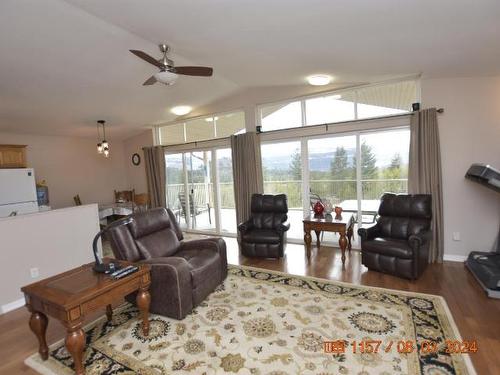 1008 Vista Point Road, Kamloops, BC - Indoor Photo Showing Living Room