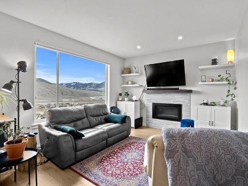 122-2045 Stagecoach Drive, Kamloops, BC - Indoor Photo Showing Living Room With Fireplace