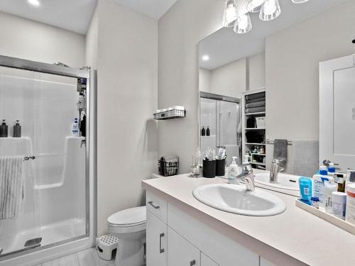 122-2045 Stagecoach Drive, Kamloops, BC - Indoor Photo Showing Bathroom