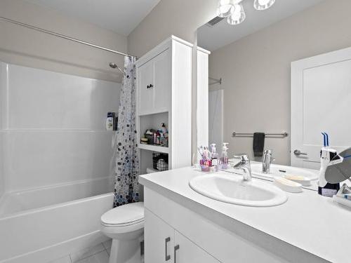 122-2045 Stagecoach Drive, Kamloops, BC - Indoor Photo Showing Bathroom