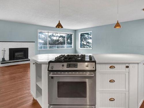5579 Clearview Drive, Kamloops, BC - Indoor Photo Showing Kitchen