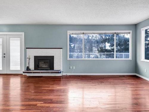 5579 Clearview Drive, Kamloops, BC - Indoor Photo Showing Living Room With Fireplace