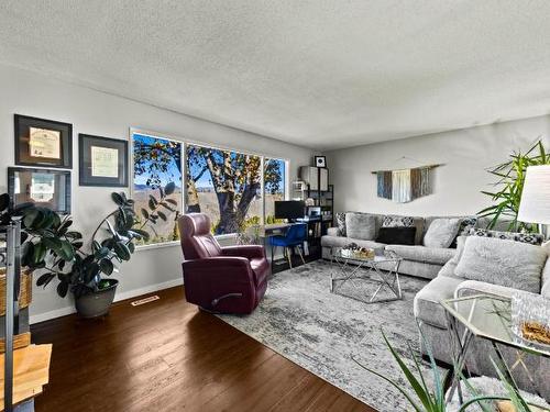 1206 Clearview Drive, Kamloops, BC - Indoor Photo Showing Living Room