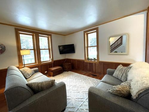 3164 Heddle Road, Nelson, BC - Indoor Photo Showing Living Room