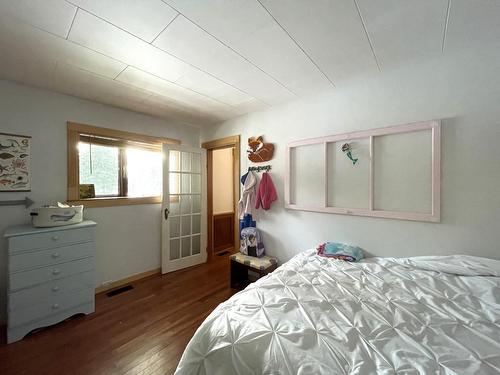 3164 Heddle Road, Nelson, BC - Indoor Photo Showing Bedroom