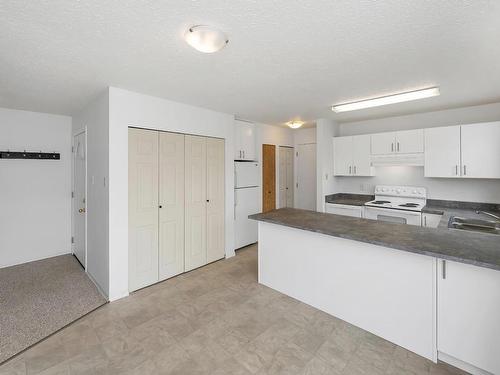 8047 Arthur St, Crofton, BC - Indoor Photo Showing Kitchen